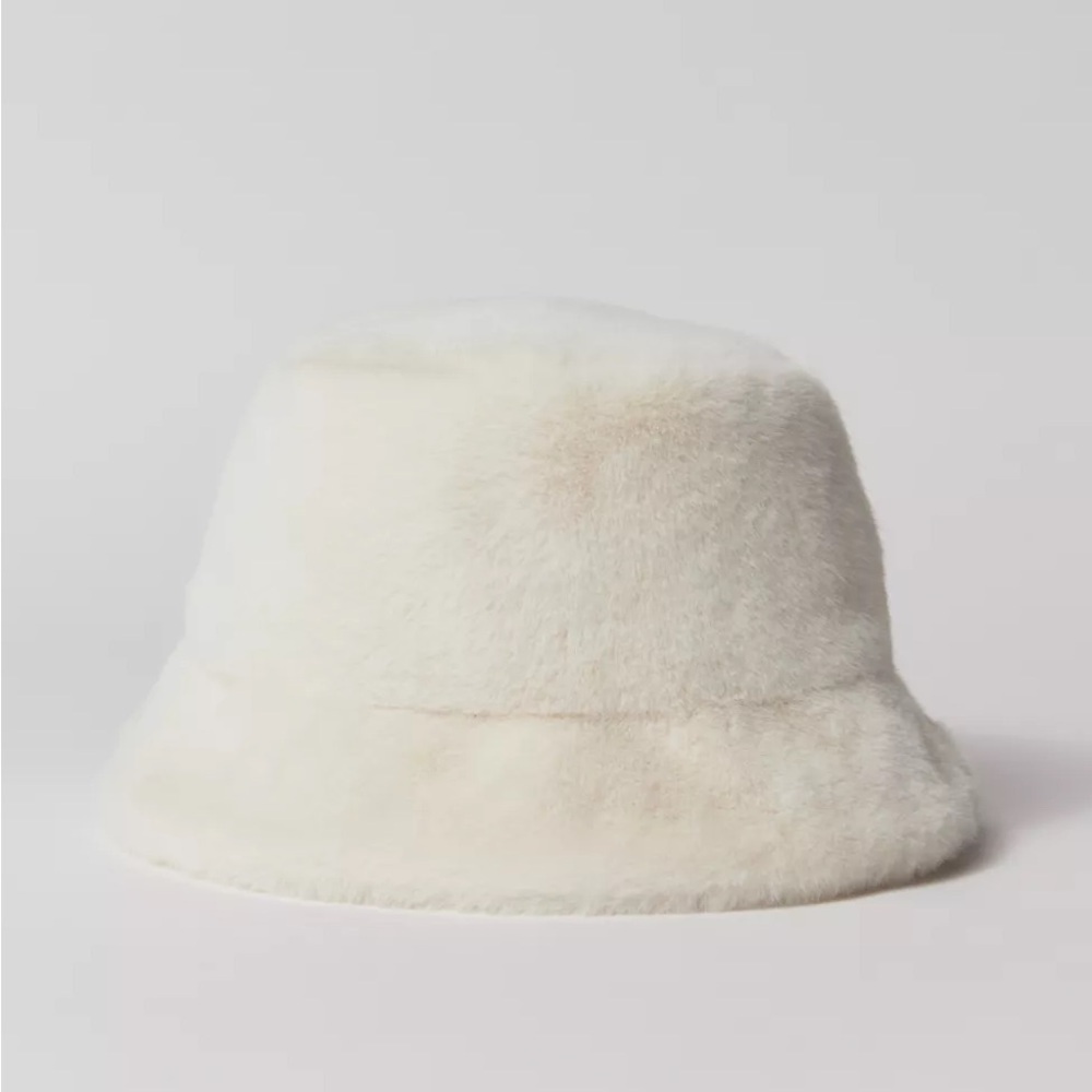 NWT Urban Outfitters Cream Fuzzy Bucket Hat